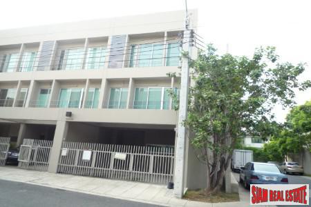 Pattanakarn Life Complex