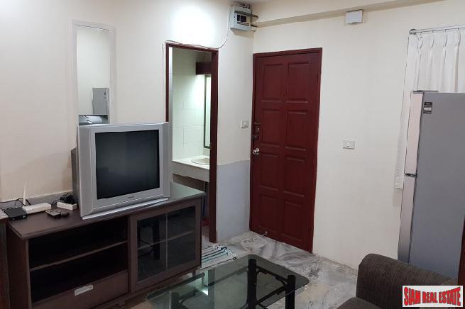 Saranjai Mansion | Large One Bedroom with Balcony and Pool View for Rent on Sukhumvit 6, Bangkok