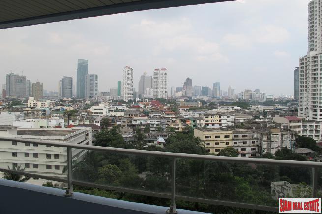 Watermark | Stunning Three-Bedroom Riverside Condominium for Sale in Bangkok