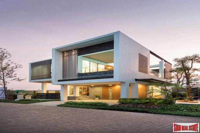 Secure Estate of Luxury Town Homes in Construction at Sukumvit 101, Phunnawithee