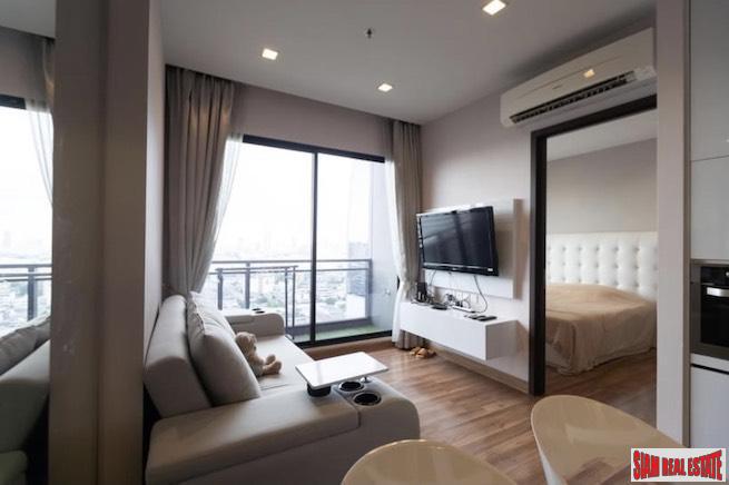Ivy Ampio | Contemporary One Bedroom Ratchadaphisek Condo for Sale with Unblocked City Views