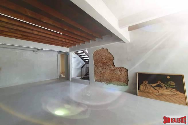 Charming Two Bedroom, Two Storey House for Rent Near BTS Chit Lom | Pet Friendly!