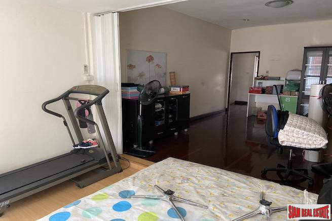 Spacious Three Bedroom, Three Storey House for Rent only 800 Meters from BTS Ekkamai